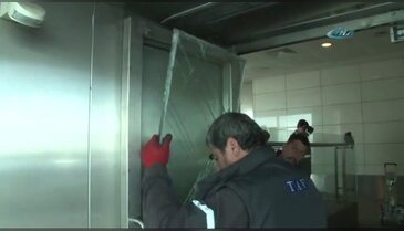 Uçağı kaçıran yolcular kapıları kırdı