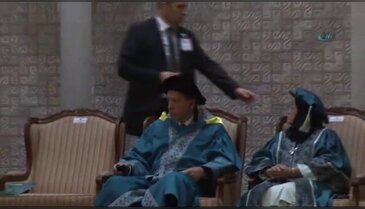 Erdoğan'ın konuşması öncesi kulaklık krizi