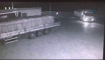 Yolcu otobüsü TIR'a böyle çarptı