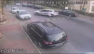 Kalp krizi geçiren sürücü araçların arasına daldı