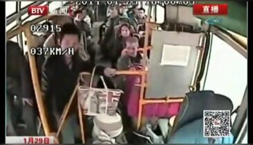 Otobüs altında feci şekilde can verdi