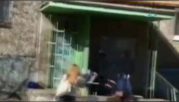 Yaşlı kadını yumruklayarak böyle dövdü