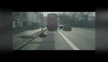 Tekmeyi yiyen yolcu camdan aşağı fırladı