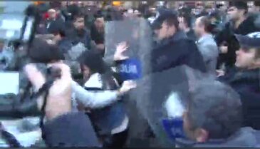 AK Parti seçim karavanına saldırı