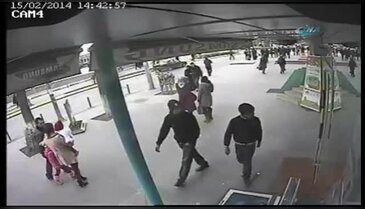 Önce kameraya ardından vatandaşa yakalandılar