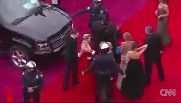 Jennifer Lawrence kırmızı halıda düştü
