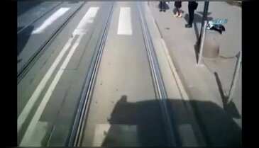 Bisikletiyle tramvayı solladı ama...