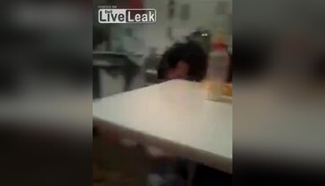 Dünya bu vicdansız anneyi konuşuyor