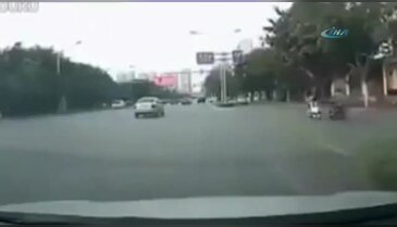 Kadını izlemekle yetindiler