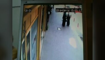 Bursa'da motosiklet sürücüsü dükkana böyle daldı!