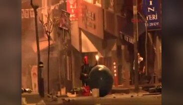 Polis eylemciyi azarladı, sosyal medya yıkıldı