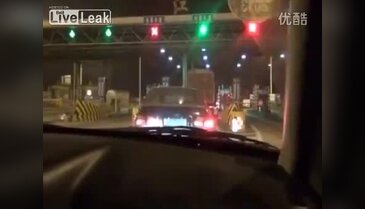Araba hırsızı polis tarafından öldürüldü