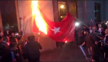 Ermeniler Türk Bayrağı yaktı