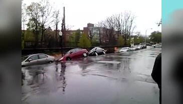 Onlarca araba saniyeler içinde yok oldu!