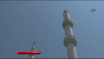 Depremde caminin minaresi yıkıldı