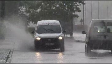 Bursa'da 10 dakikalık yağış yaşamı felç etti