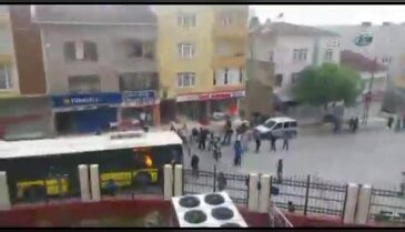 Göstericilerin molotof attığı otobüs böyle yandı