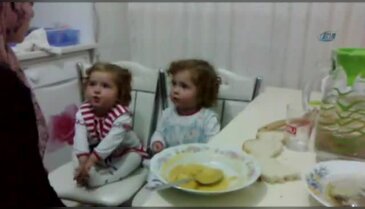 Sevimli ikizlerden anneye sitem!