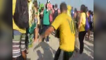 Bir yanda karnaval öte yanda protesto