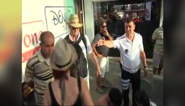 Reza Sarraf'ı protesto ettiler, dövüldüler