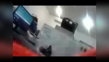 Makam odasında sevişti, istifa etmek zorunda kaldı