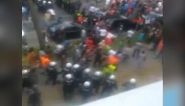 Bayrağı yere atan polise tepki