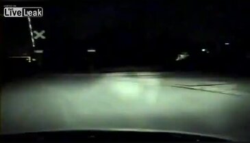 Raylara yatan kadını polis kurtardı