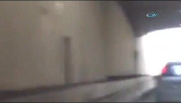 Seyir halindeki arabaya tekme attı