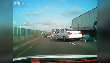 Tavuk yüklü kamyon otoyolda devrildi