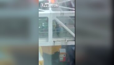 Şehrin ortasında kendini yaktı
