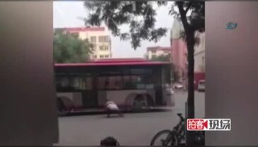 Kendini otobüsün altına böyle attı
