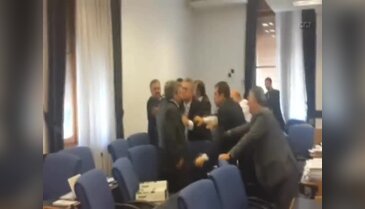 AK Parti'li ve CHP'li vekiller birbirine girdi