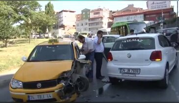 Kaza yapan taksi şoförü bayıldı