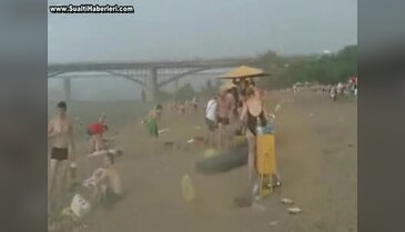 Plajda güneşlenirken bir anda...