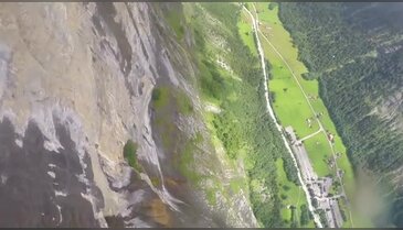 Yüzlerce metreden boşluğa atladı