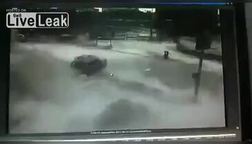 Dev dalgalar her şeyi süpürdü