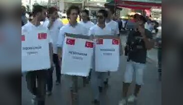 Suriyeli sığınmacılar şehir merkezinde toplandı