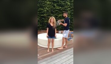 Shakira'da nasibini aldı!