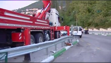 Bursa'da devrilen otobüsü düzeltmeye çalışan vincin kopma anı kamerada