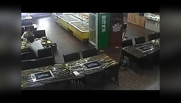 Masadaki fırın patladı genç kız feci şekilde yandı