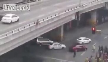 Kendini köprüden aşağı bıraktı