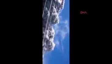 Dağcılar tırmanırken yanardağ patladı