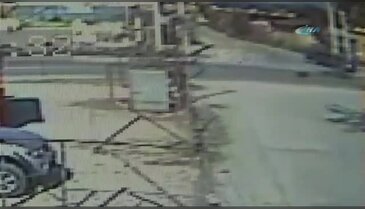 Motosiklettekiler metrelerce sürüklendi