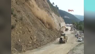 Bursa'da heyelan karayolunun kapanmasına neden oldu