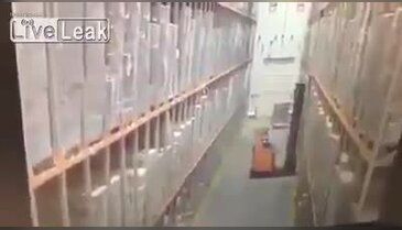 İşçi tonlarca yükün altında kaldı