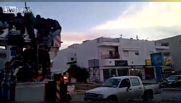 Kutlama sırasında keskin nişancıların hedefi oldu