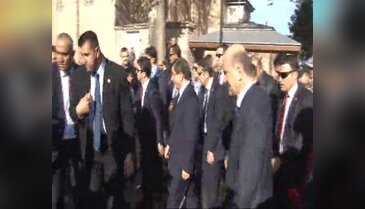 Davutoğlu elini uzattığı sırada...