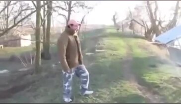 Buz tutmuş göle balıklama atladı