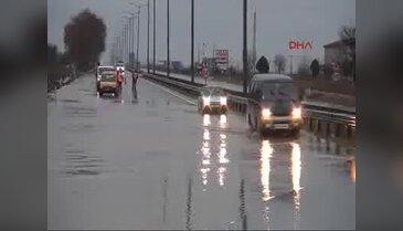 Sağanak yağış sınırı kapattırdı
