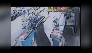 Silahla soyguna geldi, korkup kaçtı